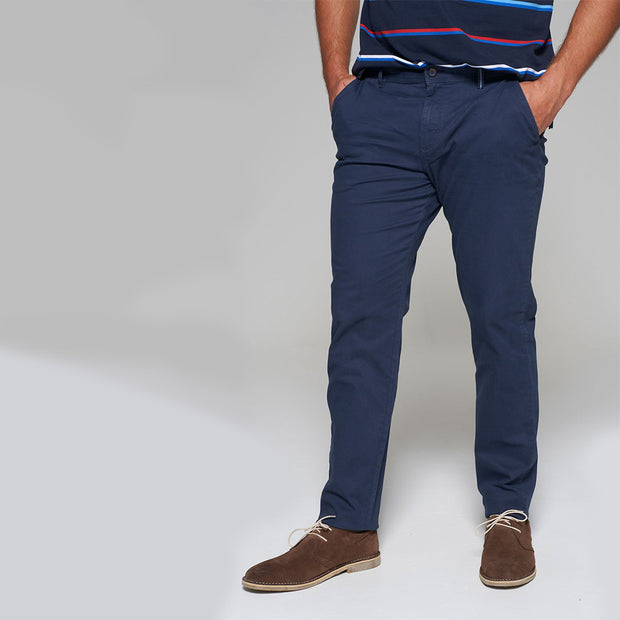 Fortmens model wearing a Redpoint Chino Odessa Chino in Navy, front view