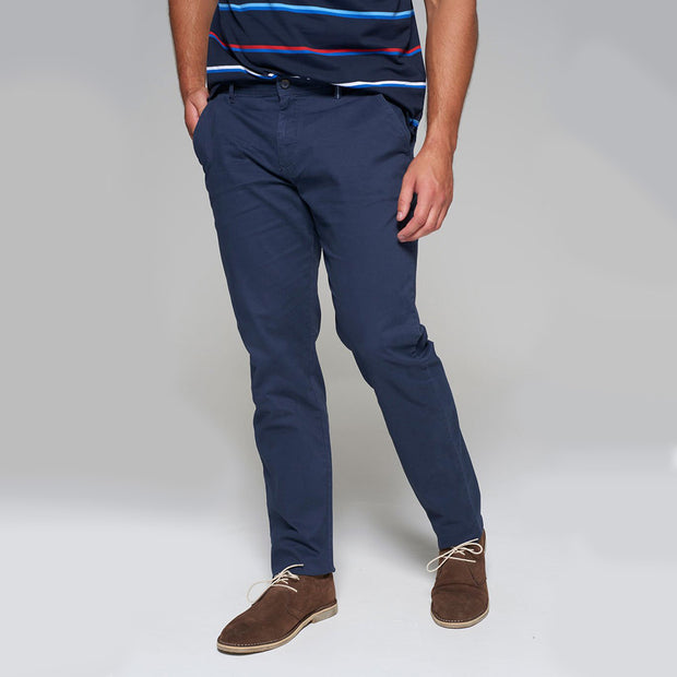 Fortmens model wearing a Redpoint Chino Odessa Chino in Navy, front view hand in pocket