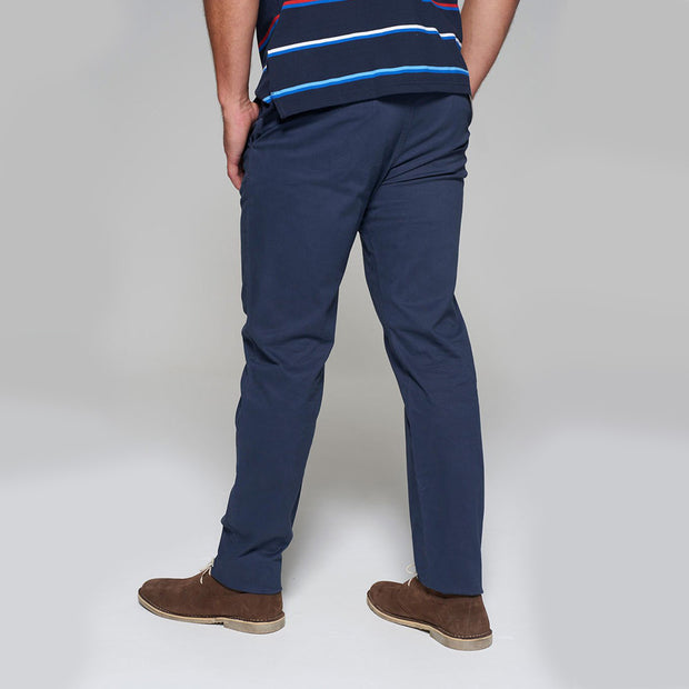 Fortmens model wearing a Redpoint Chino Odessa Chino in Navy, front view