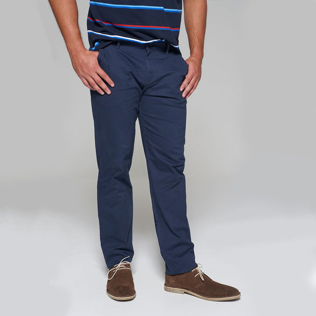 Fortmens model wearing a Redpoint Chino Odessa Chino in Navy, front view